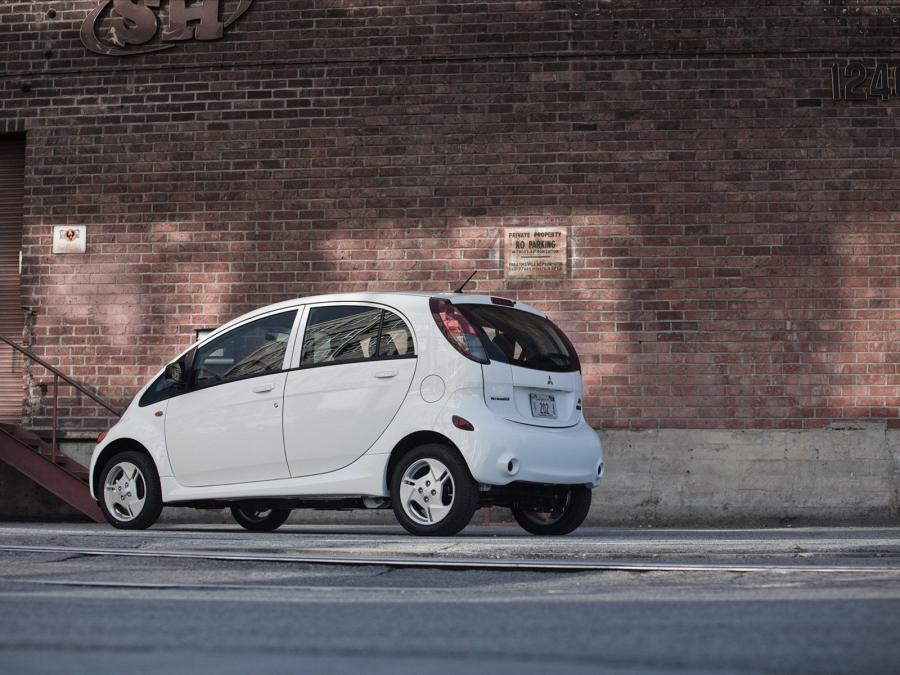  Mitsubishi i-MiEV 2012 года  (US) (фото 21 из 234)